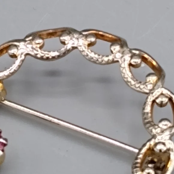 Gold tone Filigree Rhinestone Wreath Circle Brooch Pin Vintage - Picture 3 of 10